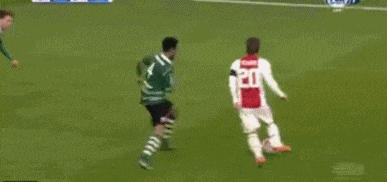 盘点足球比赛上的精彩瞬间,足球比赛中那些震撼人心的瞬间