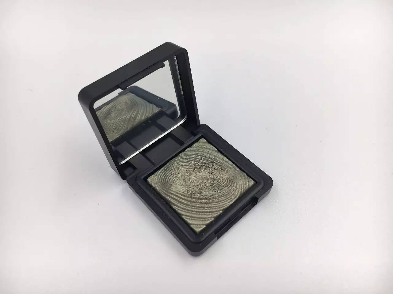 这个成都女孩说：不化眼妆的姑娘，活该你丑