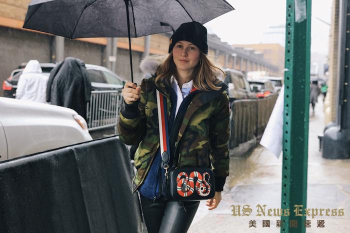 羽绒服米兰时装周休闲街拍 (时装周黑色羽绒穿搭)