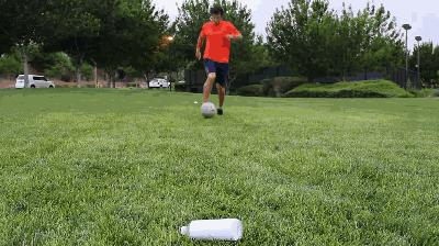 足球摆脱防守接球训练,传球吸引防守