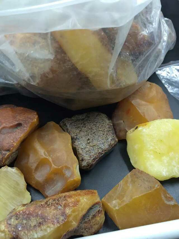 打磨加工琥珀原石,成都琥珀蜜蜡原石打磨