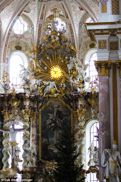 德国慕尼黑一修道院两具基督徒遗骸用大量珠宝装饰