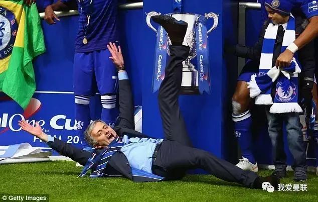 曼联首冠绝非终点,穆帅了却弗爵最大夙愿!颁奖典礼一瞬间太酷了