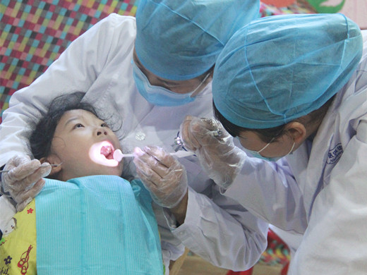 口腔医生给小朋友矫正牙齿,向牙科医生提建议