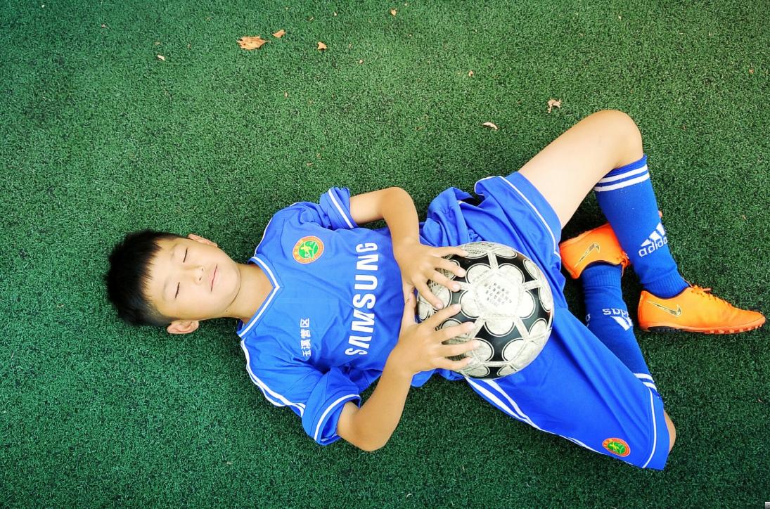 踢足球吧少年电影,足球吧少年逐梦绿茵