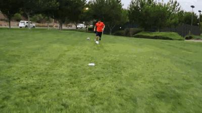 足球摆脱防守接球训练,传球吸引防守