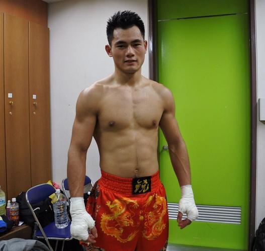 他今天扫平日本K-1!五星红旗高耸世界之巅!