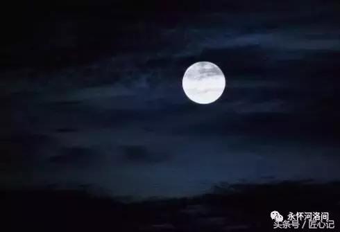 蓦然回首依旧历历在目,蓦然回首依然看见故乡的月亮