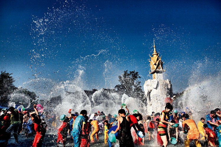 西双版纳从下飞机开始的攻略,进入西双版纳的视频