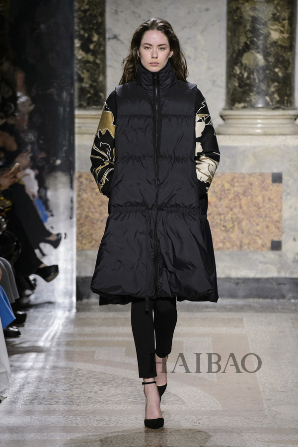 智慧女性心目中的最佳气质！MARYLING2017秋冬女装秀，海报网带你亲临2017秋冬米兰时装周