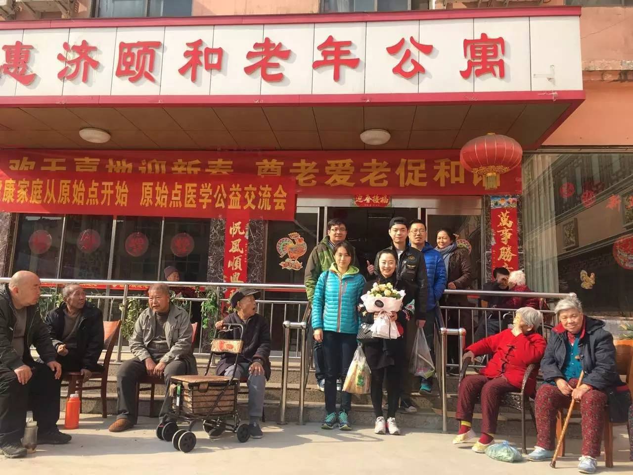 疯了！一群人在街上要钱，用了什么方法……竟拿到了这么多！