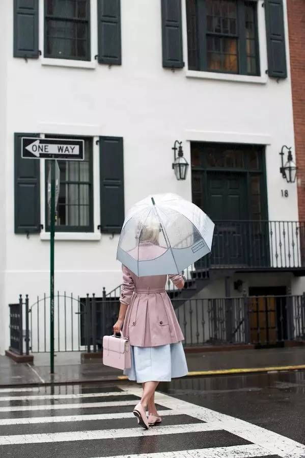 这个从不摘墨镜的酷女孩，竟然把粉红色穿得这么好看！