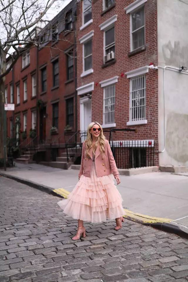 这个从不摘墨镜的酷女孩，竟然把粉红色穿得这么好看！