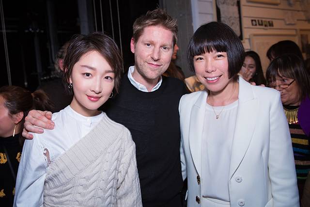 burberry看周冬雨视频,burberry黄色衣衫