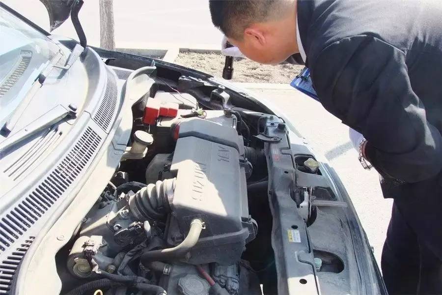 自动挡的车等红灯挂p挡还是n挡,自动挡车等红灯时应该挂什么挡