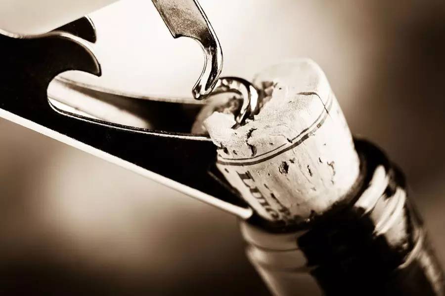 葡萄酒瓶塞断了怎么取出来,葡萄酒塞子开断了怎么处理