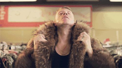 报告老师，中州大学的学生不好好穿衣服！