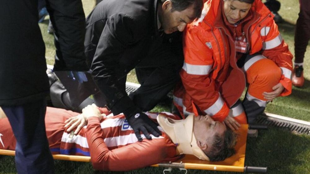 托雷斯撞晕是哪场比赛,托雷斯头部撞地当场休克两队队医