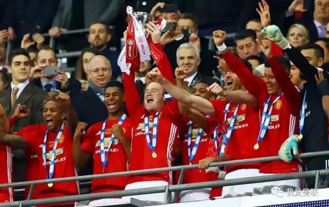 曼联首冠绝非终点,穆帅了却弗爵最大夙愿!颁奖典礼一瞬间太酷了