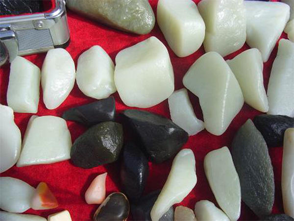 和田墨玉桃花石值钱吗,桃花石和田玉