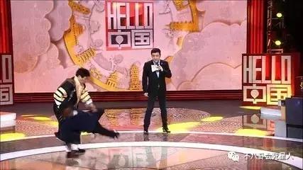 他成名于星爷《功夫》，父亲是黄飞鸿徒孙，如今功夫在世界排前列