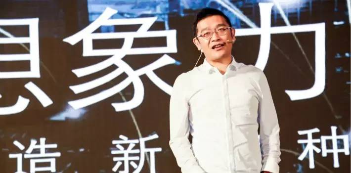 这个假老板要把公司搬到西海边，盖个全球最大的设计公司，陪员工逗鸟逗猫逗狗……