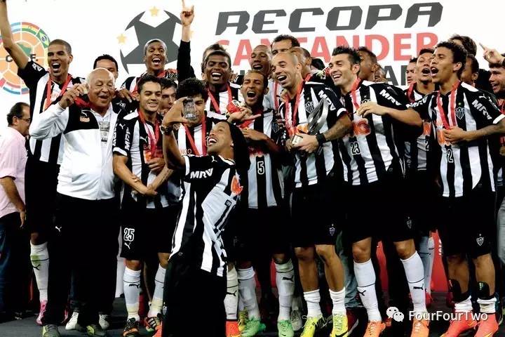 小罗足球场上感动万千球迷时刻,有多少人是因为小罗而爱上足球的