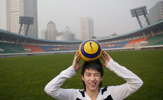 11岁时破世界记录，曾被视为国足救世主，如今有家难回