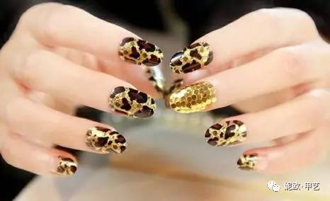 做美甲贴甲片的步骤视频教程,各种美甲的便捷方法你学会了吗