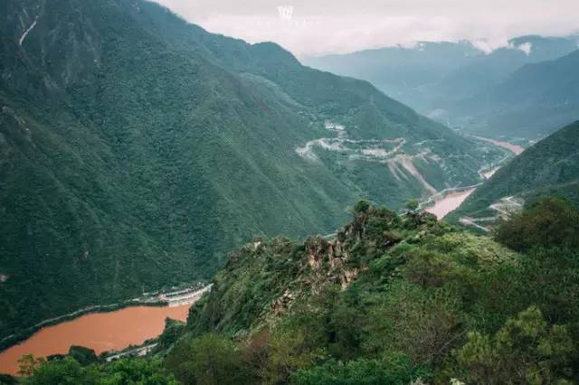大漠户外旅行虎跳峡徒步详解,虎跳峡徒步168级勇者云梯