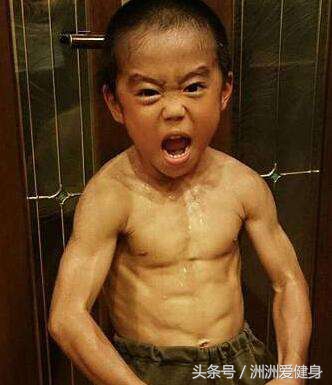 普通小孩的肌肉和肌肉男小孩对比,同样身高的肌肉男和普通人对比