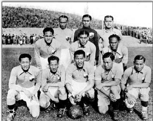 面对他国足羞愧：世界五大球王之一来自中国，媲美京剧大师梅兰芳