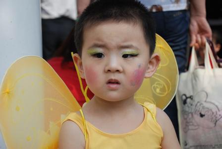 说一下身边男生怎么化妆的