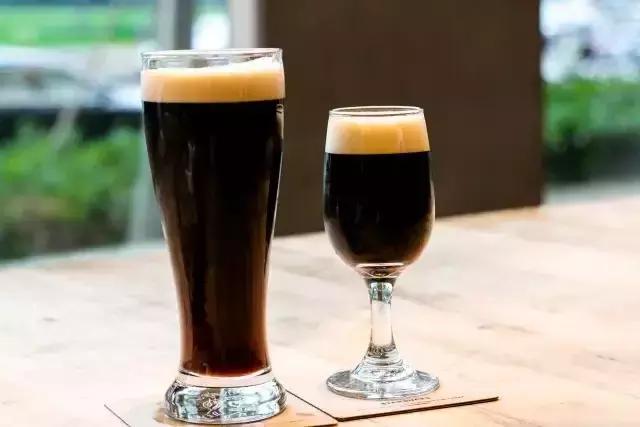 星巴克黑啤酒多少钱一箱,星巴克单店一天卖200杯咖啡