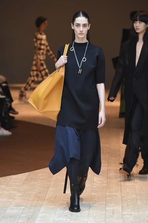 欧阳娜娜巴黎世家帽,巴黎世家欧阳娜娜同款