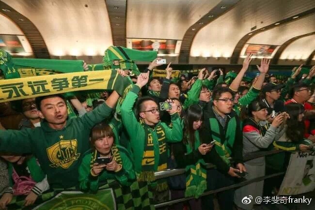 北京球迷街头,广州球迷与北京球迷对比