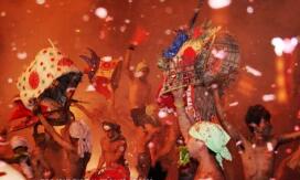 元宵节，在这里的鞭炮是这样玩的，看着都痛呀