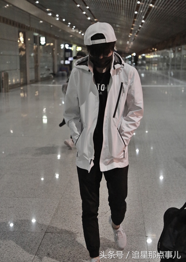 王俊凯nike彩虹鞋,王俊凯nike迪奥