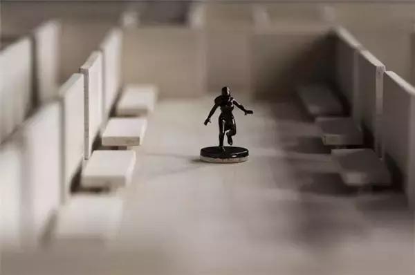 小朋友把手放下去捡玩具,小朋友把手放玩具