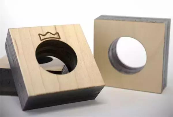 小朋友把手放下去捡玩具,小朋友把手放玩具