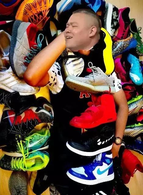 你的iphone7和AJ1同时掉河里，你先救哪个？