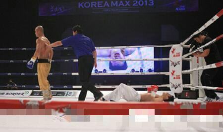 武僧一龙一脚踢飞韩国冠军：我不会踢足球，只会踢沙包！