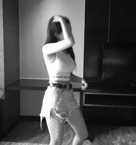 妈妈说穿渔网袜的都是坏女孩