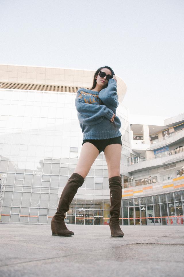 她是足球宝贝、蔡依林特邀舞者，丽水新素颜女神秀街拍魅力