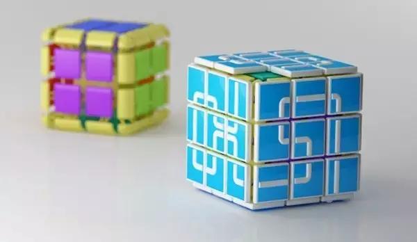 小朋友把手放下去捡玩具,小朋友把手放玩具