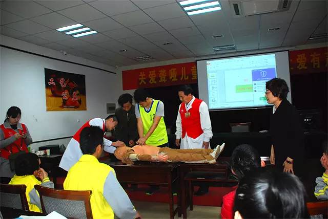 潍坊这家医院的志愿者太牛了！聋哑儿童也感受到了满满的爱……