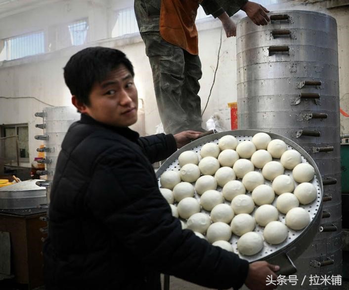 继月入近万肉夹馍之后，又来了个“两万馒头哥”？
