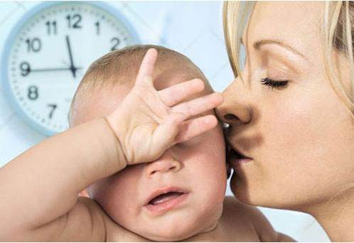 新生儿宝宝眼屎特别多是怎么回事,新生婴儿眼屎多怎么办