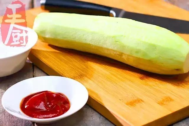 把茄子炸脆,把茄子都炸了再煮