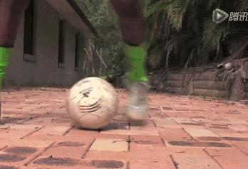 足球过人实用技巧牛尾巴,为什么没人学小罗的牛尾巴过人